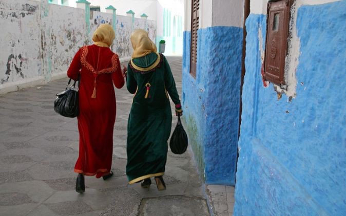dos mujeres con hijab de espaldas paseando