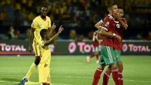 Celebración jugadores Benin mirando al cielo, jugadores marroquíes sin consuelo