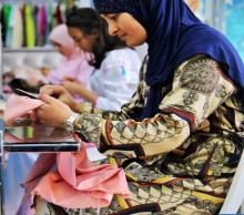 Mujer haciendo prenda en taller de ropa en Tetuán