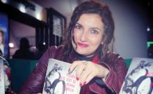 La escritora Loubna Serraj sostiene su libro premiado