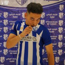 el delantero marroquí Mouad Ajandouz besa el escudo del IRT en su presentación
