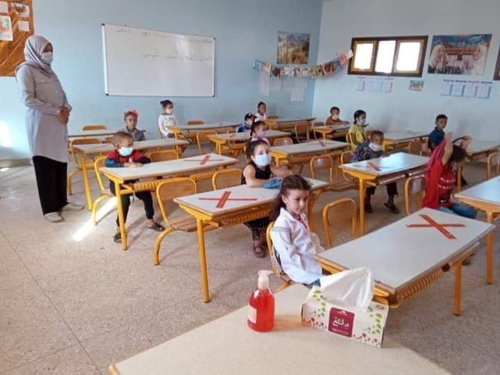 clase primaria marruecos con alumnos y medidas anticovid