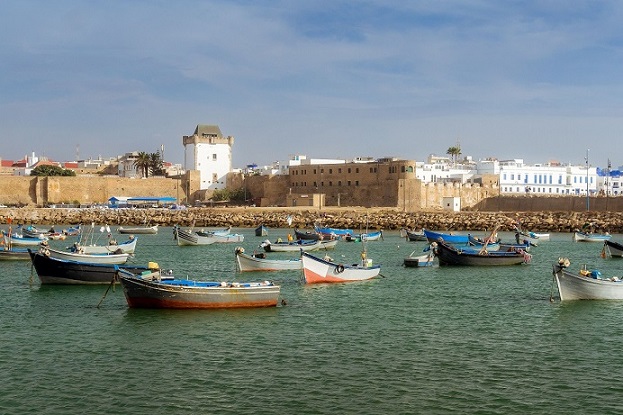 vista puerto Arcila (Asilah) con la ciudad de fondo