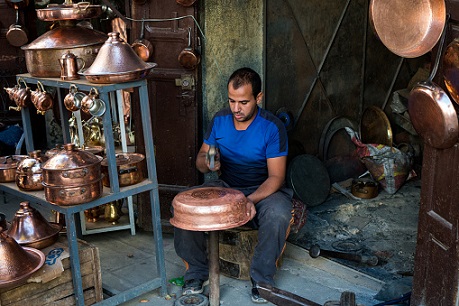Artesano del cobre en la medina de Fez
