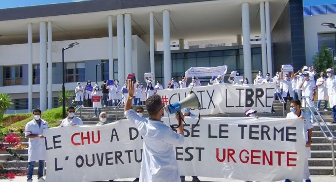 Médicos residentes protestan ante la facultad en Tánger