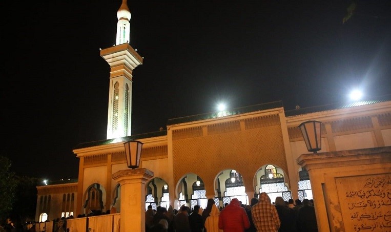 Exterior de noche mezquita siria de Tánger