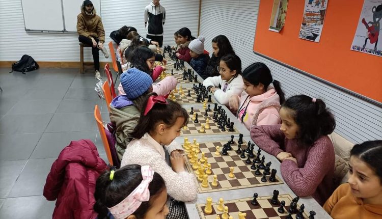 escolares juegan al ajedrez Tetuán