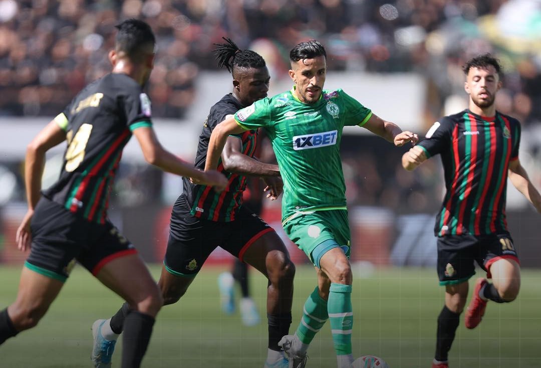 jugador del Raja rodeado por varios del FAR, en la final de la Copa dle Trono 2024