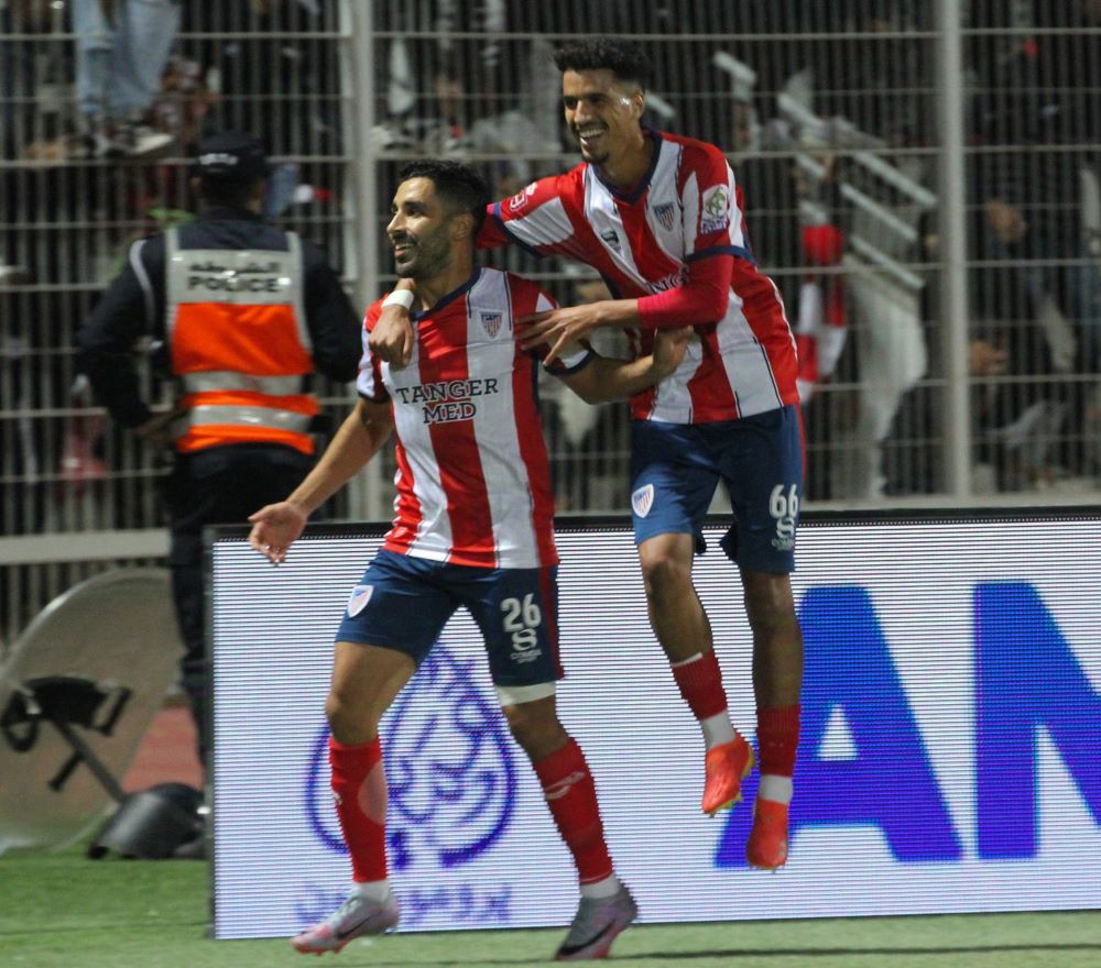 Dos jugadores del MAT celebran un gol