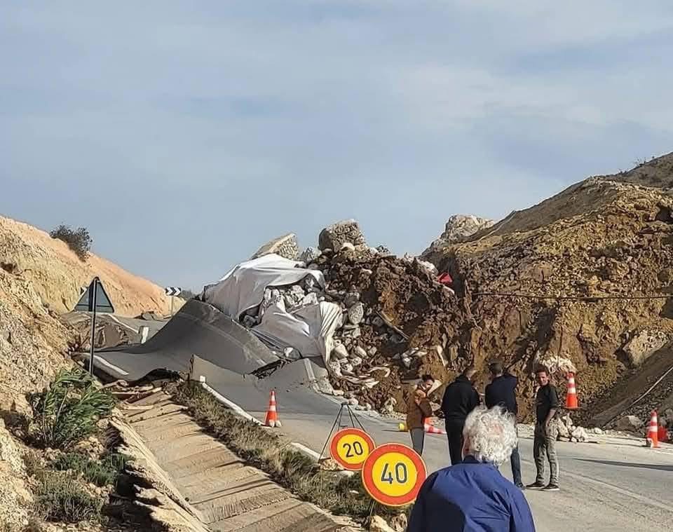 Desprendimientos y carretera cortada en la n-16 Tetuán-Alhucemas