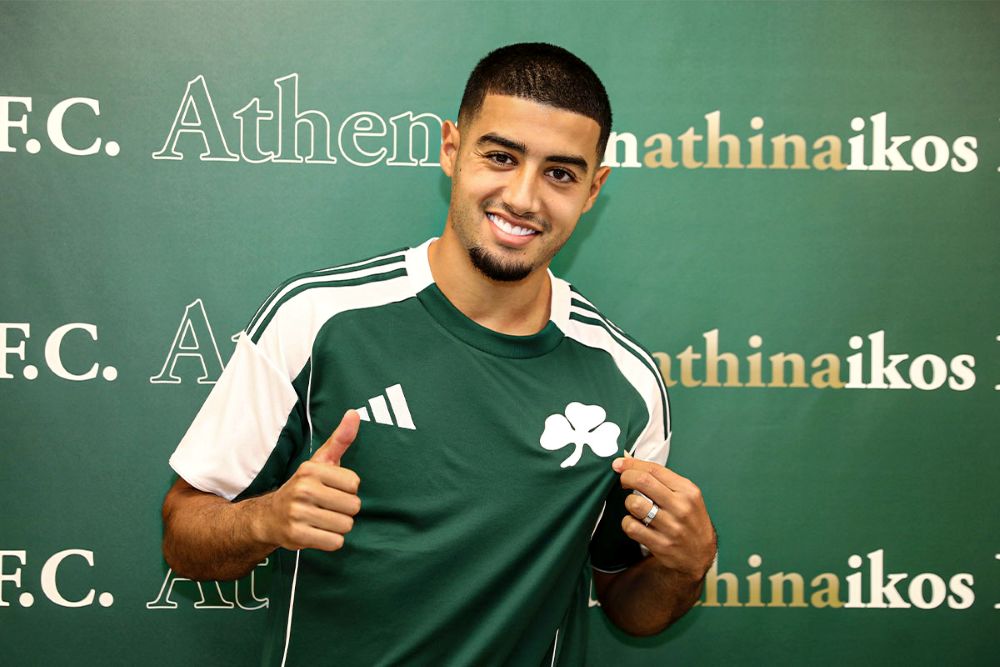 Anass Zaroury con la camiseta del PAO