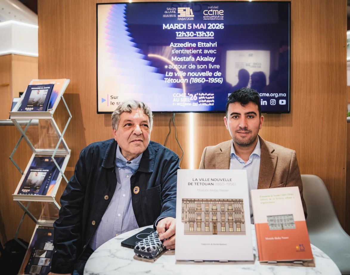 Akalay Nasser y Ettahri junto al libro El ensanche de Tetuán en español y francés