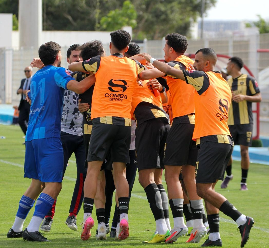 Jugadores del MAT con los del banquillo celebran el ascenso en Casablanca