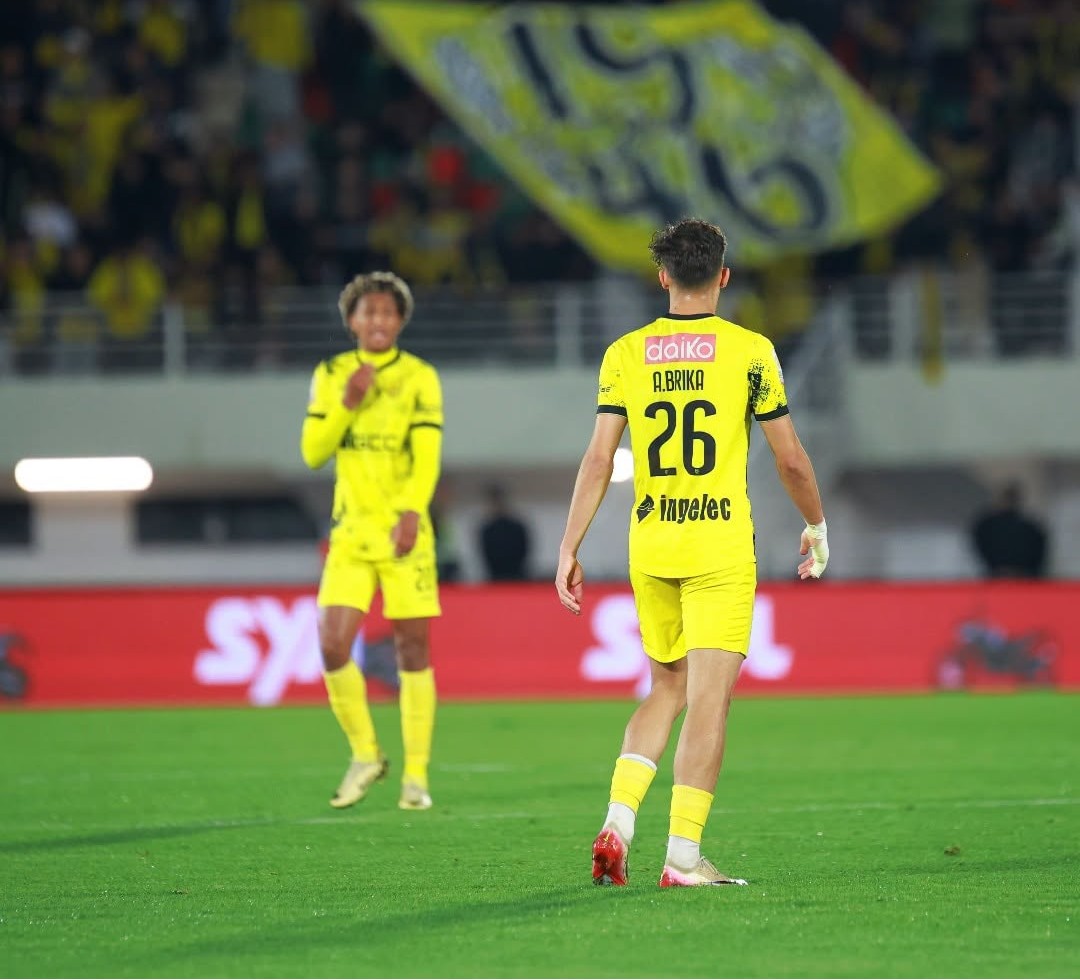 jugadores MAS Fez en su estadio