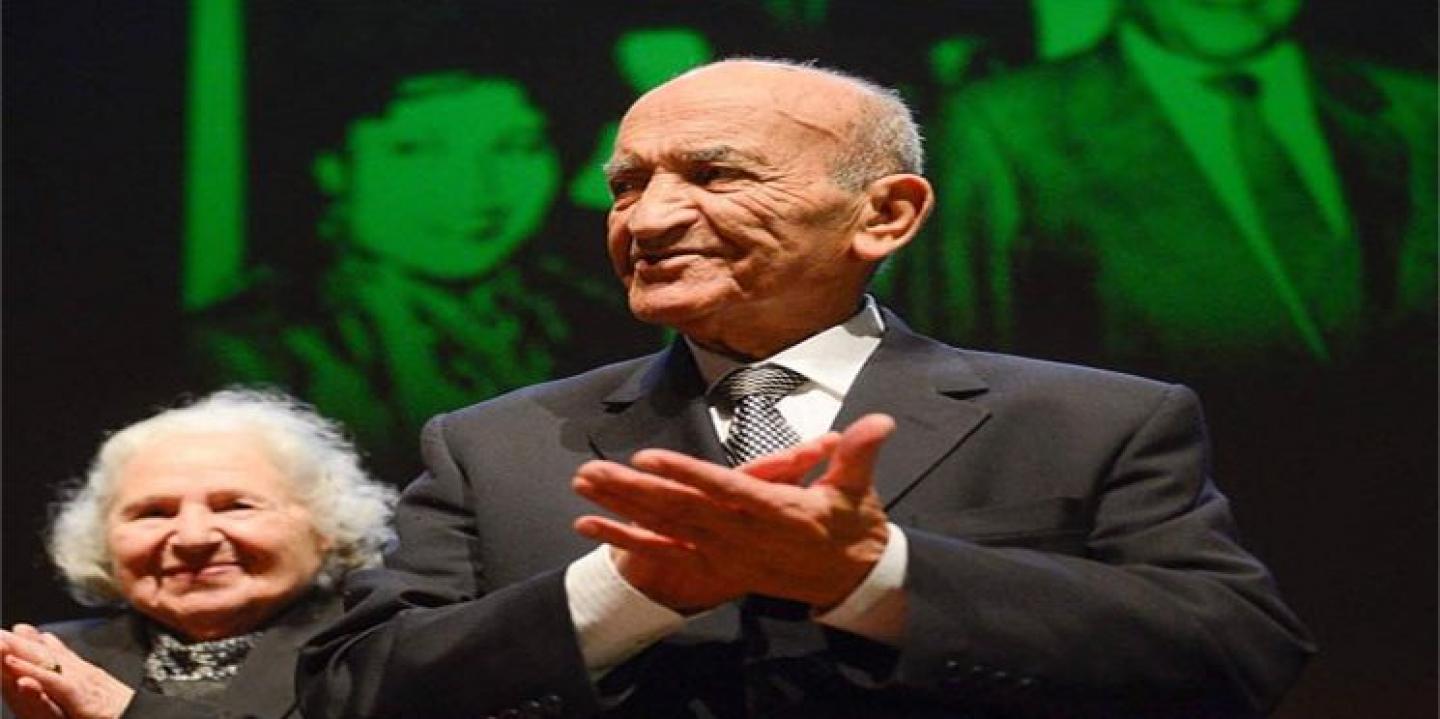 Abderramán Yusufi aplaude en un acto de homenaje