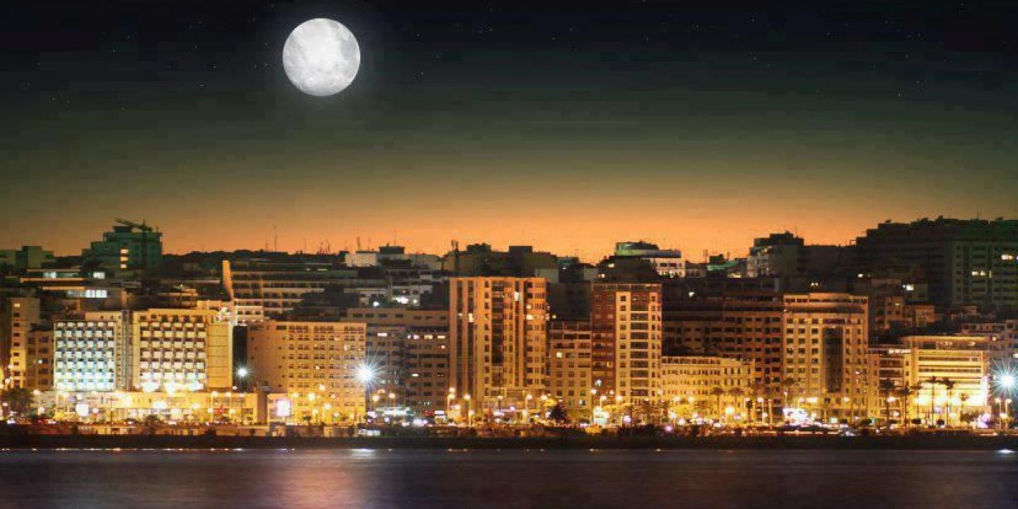 Vista edificios paseo maritimo Tánger de noche