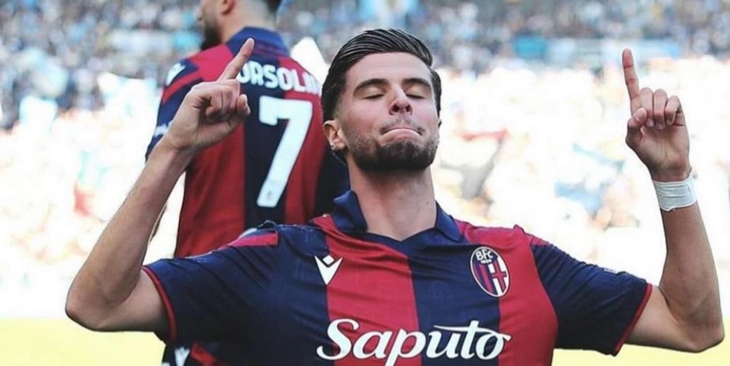 Azzouzi celebra un gol con el Bolonia FC
