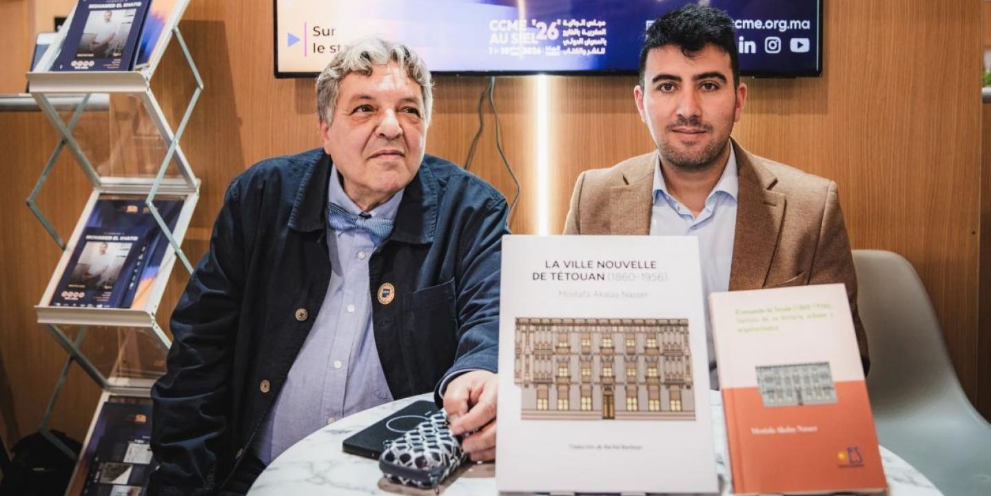Akalay Nasser y Ettahri junto al libro El ensanche de Tetuán en español y francés