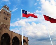Fachada mezquita Coquimbo con banderas de Chile y Marruecos