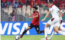 el egipcio Salah con el balón ante jugadores marroquíes
