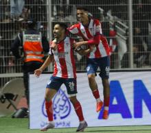 Dos jugadores del MAT celebran un gol