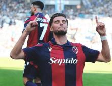 Azzouzi celebra un gol con el Bolonia FC