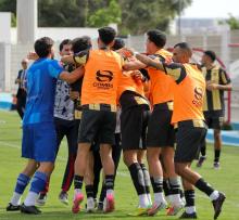 Jugadores del MAT con los del banquillo celebran el ascenso en Casablanca Jugadores del MAT con los del banquillo celebran el ascenso en Casablanca
